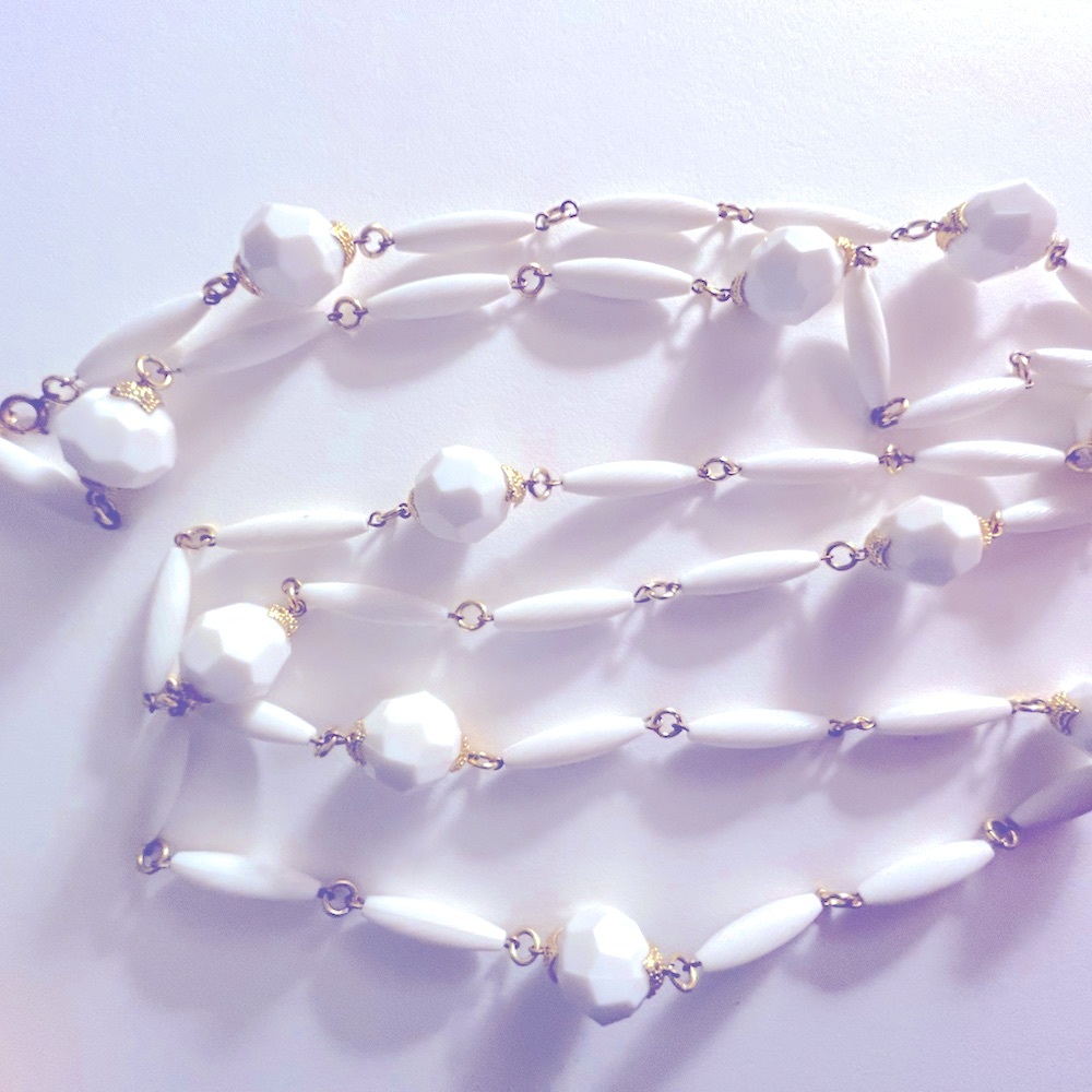 Necklace Vintage “Summer Whites” faceted & oval hard plastic, long beads, Gold